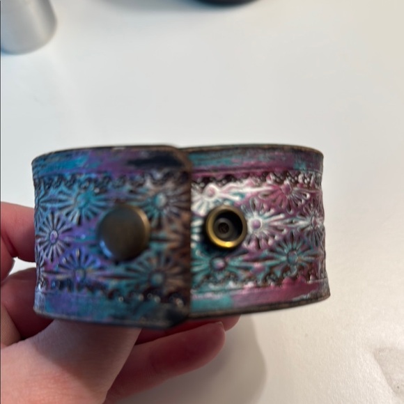 A Rare Bird Leather Tooled Purple Blue White 2 Adjustable Snap Bracelet NWT‎ - Picture 3 of 7